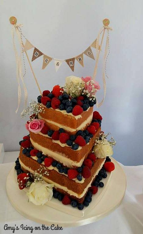 AmyChapman25's tweet photo. #nakedcake #amysicingonthecake https://t.co/7ljNQtC72Q