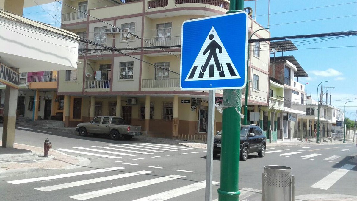 UGPManta's tweet photo. ¡En 3 días terminamos!
Instalamos la señalización vertical en la #avenida24 la obra es una realidad, somos la #NuevaCiudad q todos queremos https://t.co/hWU13enUEp