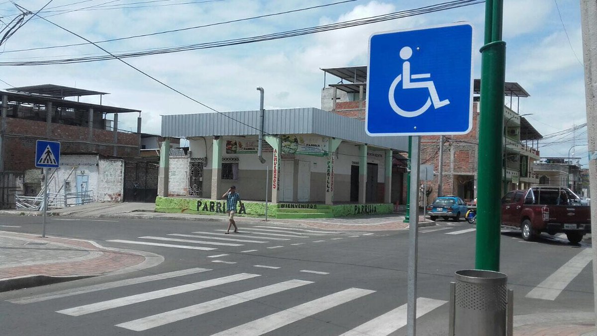 UGPManta's tweet photo. ¡En 3 días terminamos!
Instalamos la señalización vertical en la #avenida24 la obra es una realidad, somos la #NuevaCiudad q todos queremos https://t.co/hWU13enUEp