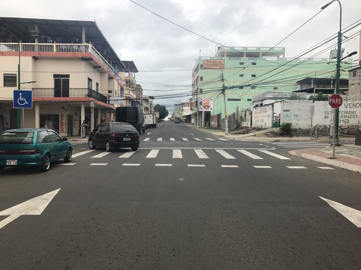 UGPManta's tweet photo. ¡En 3 días terminamos!
Instalamos la señalización vertical en la #avenida24 la obra es una realidad, somos la #NuevaCiudad q todos queremos https://t.co/hWU13enUEp