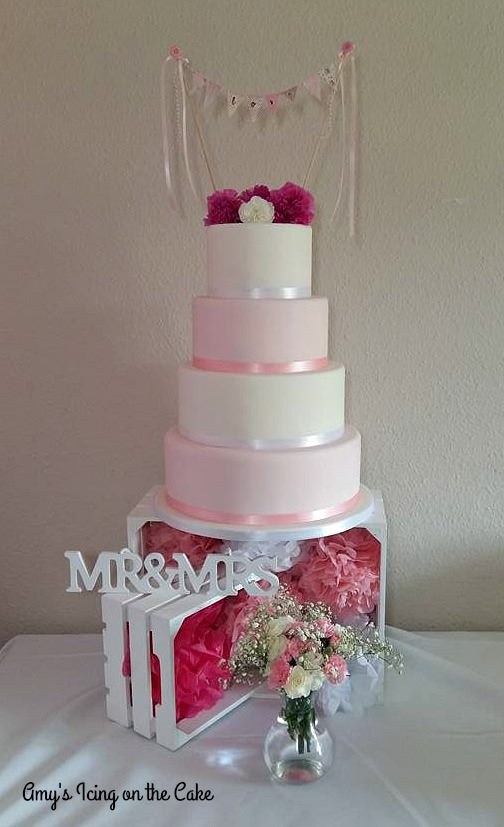 AmyChapman25's tweet photo. Wedding Cake #amysicingonthecake https://t.co/e8OG72FRoz