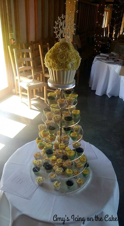 AmyChapman25's tweet photo. A wedding cupcake tower #amysicingonthecake https://t.co/8wWk3buH7Q