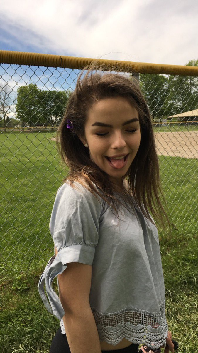 joshhdavis's tweet photo. so much love for my little model 😍 @izzyysim https://t.co/9m19MApLF9