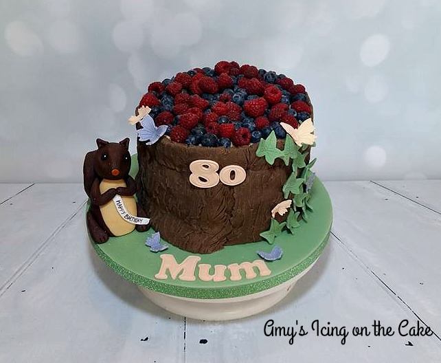 AmyChapman25's tweet photo. A tree stump and squirrel fruity birthday cake #amysicingonthecake https://t.co/rYaH0oq2Op