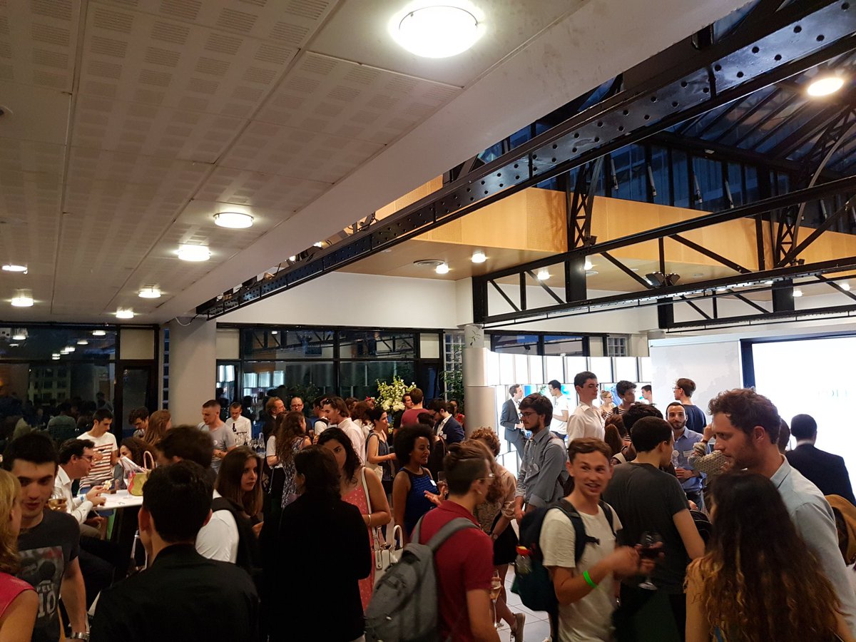 Place au cocktail des #RolexAwards où nous discutons avec les lauréats!