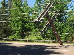 wbir's tweet photo. Crews making progress, but thousands still without power, with 5000 of those in Alcoa: https://t.co/Ouil5umZqj https://t.co/urzjejtiCM