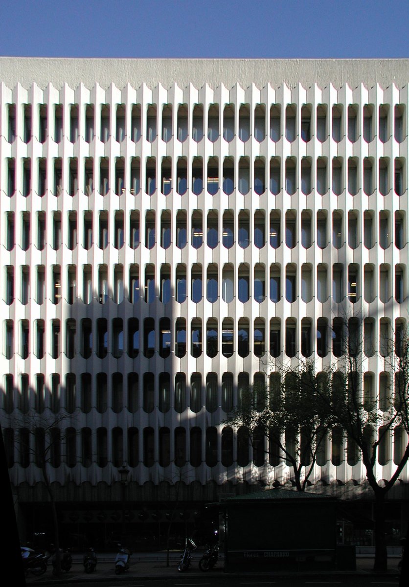 AGUA_architects's tweet photo. Re-Edition ...Beatriz building 1964-75....#MasterArchitect Eleuterio Población Knappe. walking #Madrid with @gcarabi https://t.co/UxuPUKRIz6