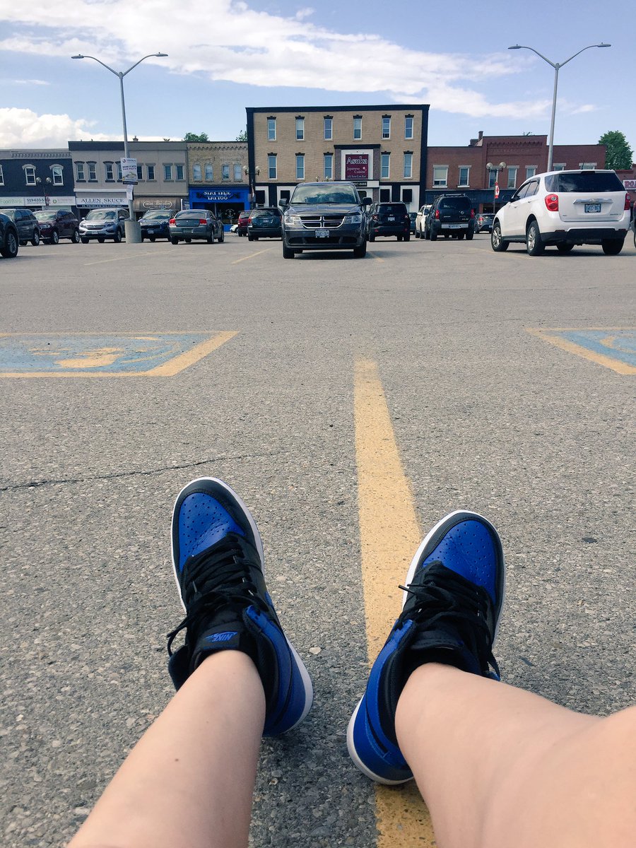 yanineyones's tweet photo. I think it's time to get some more flat black wax laces from @BOKLaces for my J1's https://t.co/r1HAJg5NDS