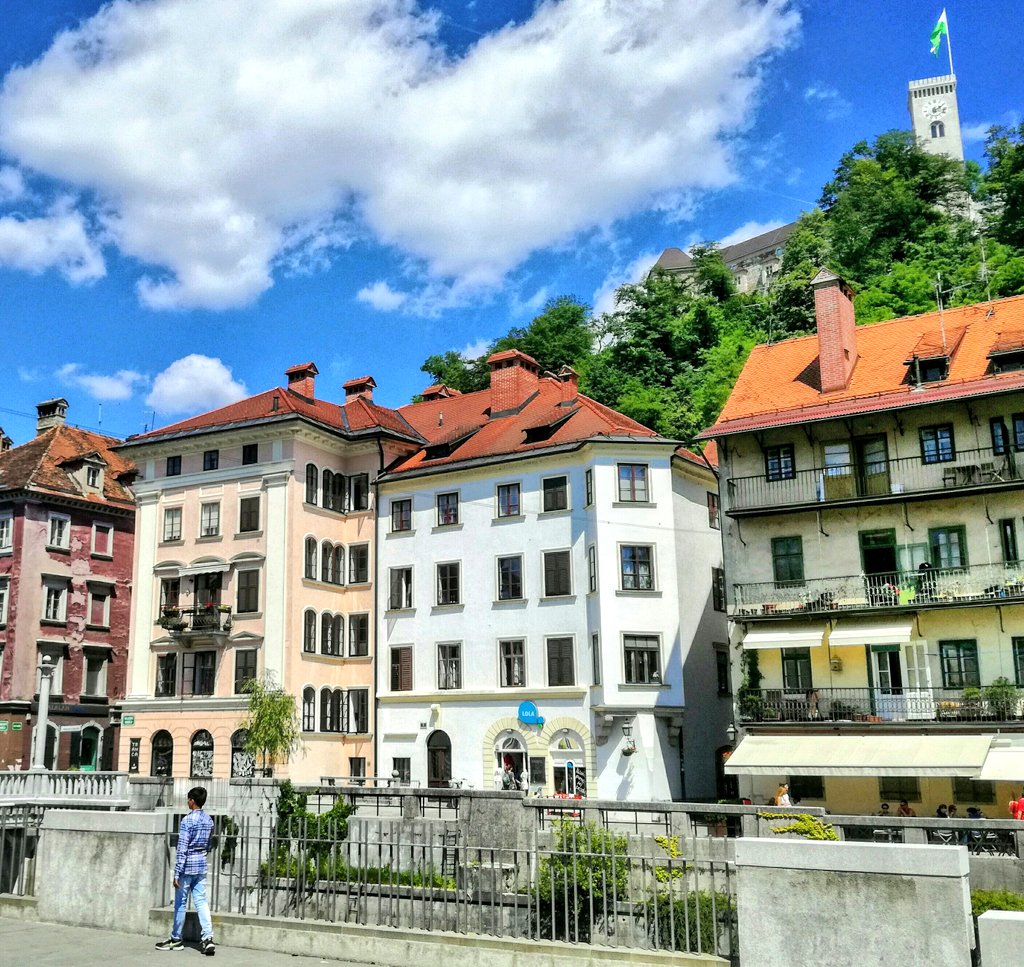 LetsGoSlovenia's tweet photo. Colorful and joyful #Ljubljana Old Town. Come and see it! https://t.co/nVl7AsEpyi 🙆🏰📷🍹🍷🍻 🍴☕ https://t.co/XKO26uQWa7