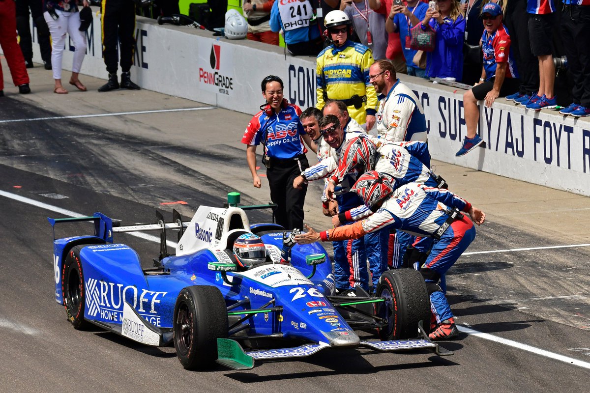 jackson2lincoln's tweet photo. Fotinhas do @TakumaSatoRacer vencedor da #Indy500. Olha que legal o pessoal da @AJFoytRacing parabenizando-o pela conquista. https://t.co/W7NaKm7KlS