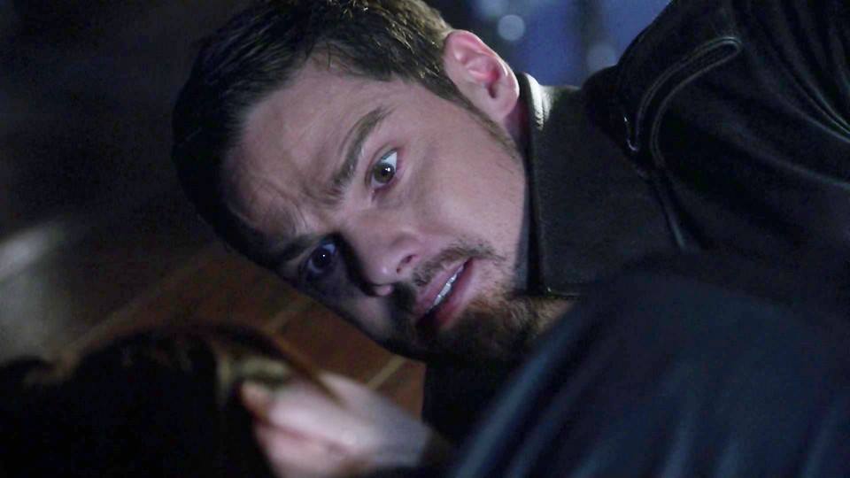 V "you turned the lights off" C "you didn't leave" love love V's hand on Cat's neck #BATB #S2E11Memories