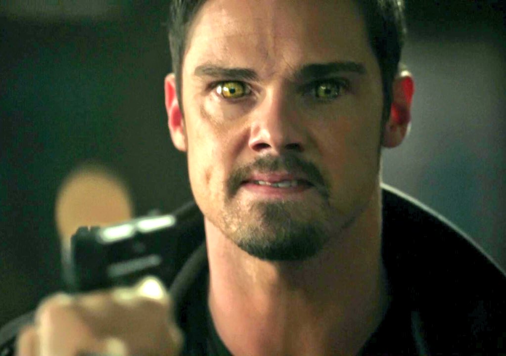 The moment Vincent is beasting out, Catherine turns the lights off.. old fashioned VinCat teamwork!! #BatB #S2E11Memories