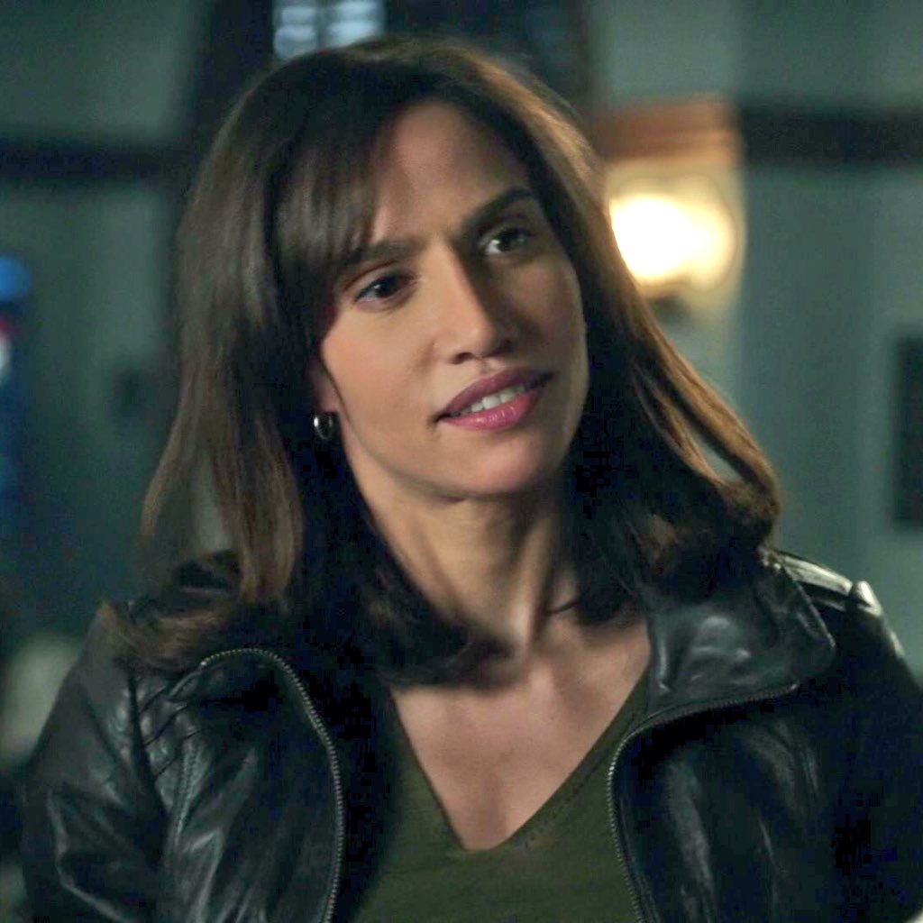 Tess invited the hostages, Dana, everyone.. okay, everyone but that drunk guy! #BatB #S2E11Memories
