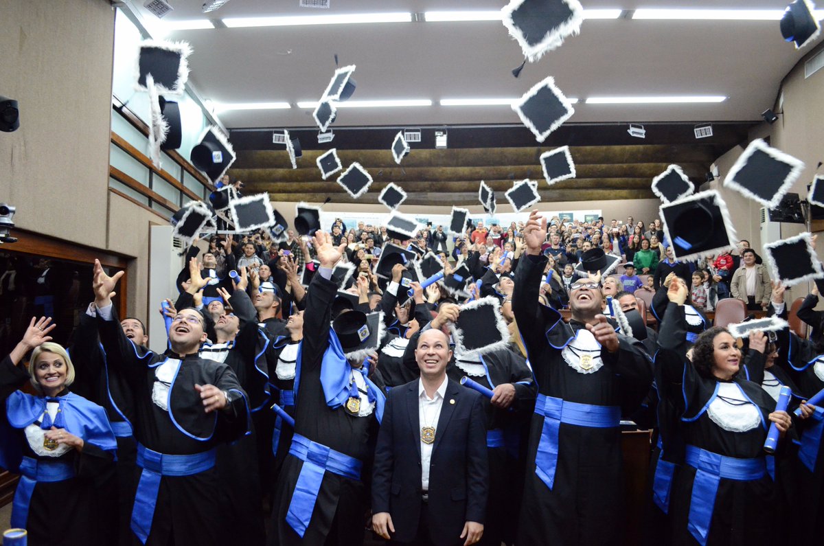 ElisandroFiuza's tweet photo. Formatura da Capelania #Unicapi (28/5), com formandos da Serra Gaúcha, em evento ocorrido na Câmara Municipal de Caxias do Sul. Confira as 📸 https://t.co/i75vdAEqRe