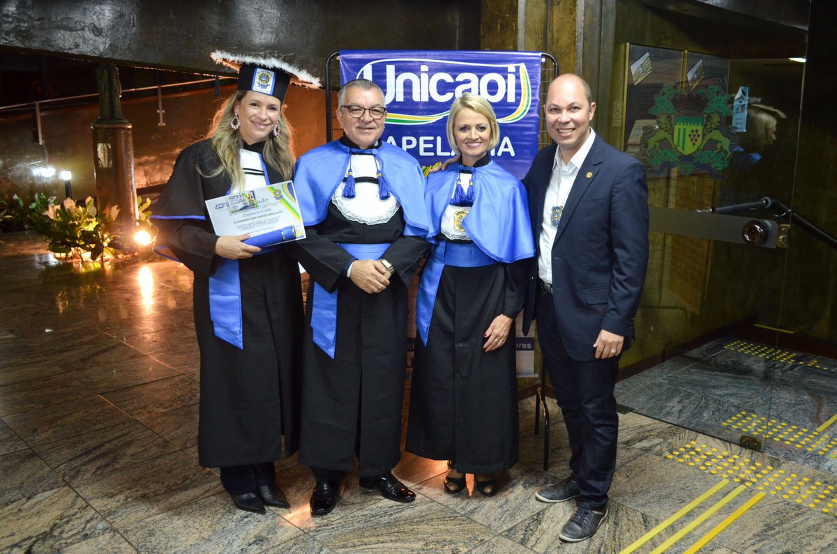 ElisandroFiuza's tweet photo. Formatura da Capelania #Unicapi (28/5), com formandos da Serra Gaúcha, em evento ocorrido na Câmara Municipal de Caxias do Sul. Confira as 📸 https://t.co/MWETPNnuDT