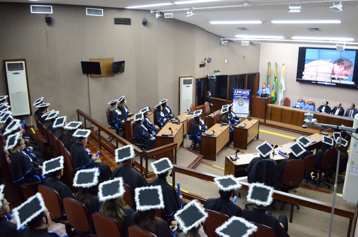 ElisandroFiuza's tweet photo. Formatura da Capelania #Unicapi (28/5), com formandos da Serra Gaúcha, em evento ocorrido na Câmara Municipal de Caxias do Sul. Confira as 📸 https://t.co/WPpkuJt2fU