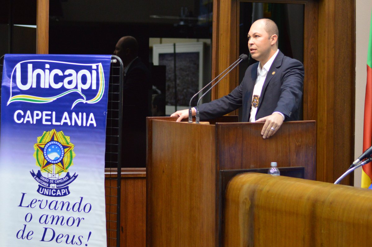 ElisandroFiuza's tweet photo. Formatura da Capelania #Unicapi (28/5), com formandos da Serra Gaúcha, em evento ocorrido na Câmara Municipal de Caxias do Sul. Confira as 📸 https://t.co/WPpkuJt2fU