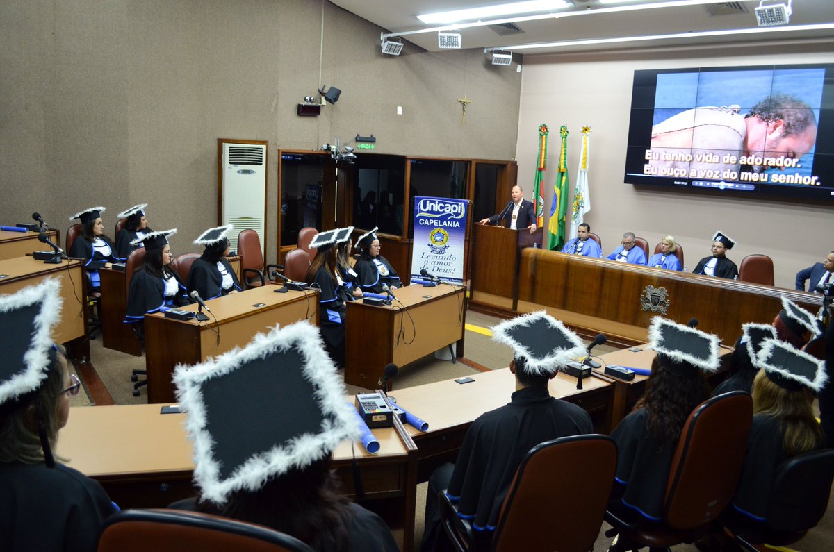 ElisandroFiuza's tweet photo. Formatura da Capelania #Unicapi (28/5), com formandos da Serra Gaúcha, em evento ocorrido na Câmara Municipal de Caxias do Sul. Confira as 📸 https://t.co/WPpkuJt2fU