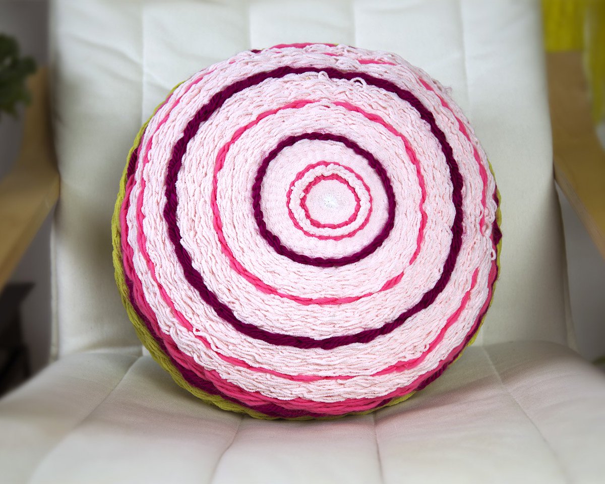 dipdiploom's tweet photo. Handwoven Two-Sided Pillow. Now it's available in the shop! https://t.co/4JoV3WwSVK

#weaving #weavingwallhanging #fiberart #handwoven https://t.co/lkVIBsSPq0