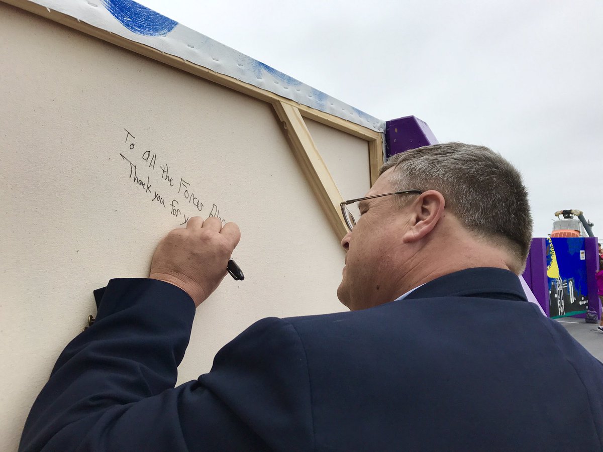 USSMidwayMuseum's tweet photo. Guests sign the back of the Hero Canvas Project displays - thanking service men &amp; women for their sacrifice. 🇺🇸 #legacyweek17 #memorialday https://t.co/jHduuLWbcB