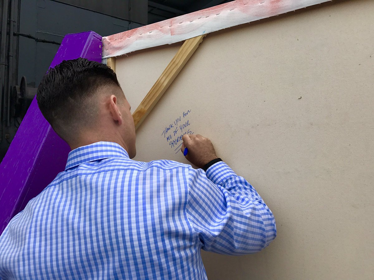 USSMidwayMuseum's tweet photo. Guests sign the back of the Hero Canvas Project displays - thanking service men &amp; women for their sacrifice. 🇺🇸 #legacyweek17 #memorialday https://t.co/jHduuLWbcB