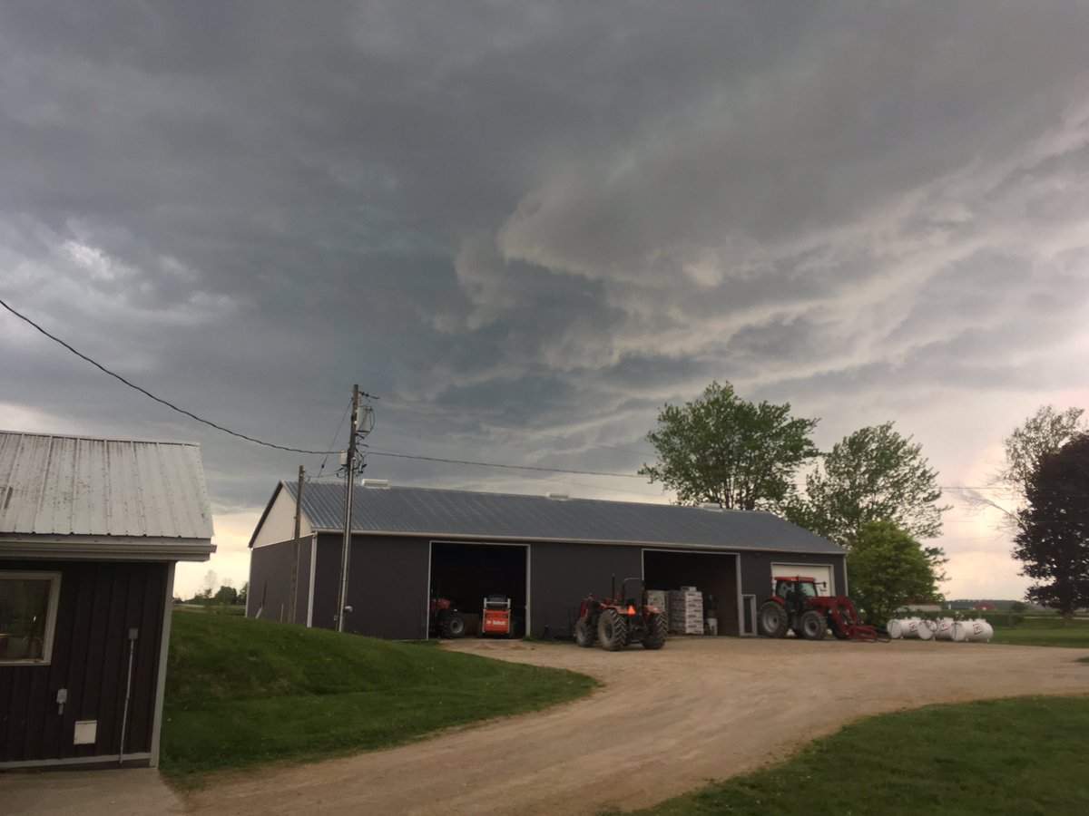 kimberl1981's tweet photo. Interesting clouds. Milverton area. #onstorm @weathernetwork https://t.co/6uzPuGEhL9