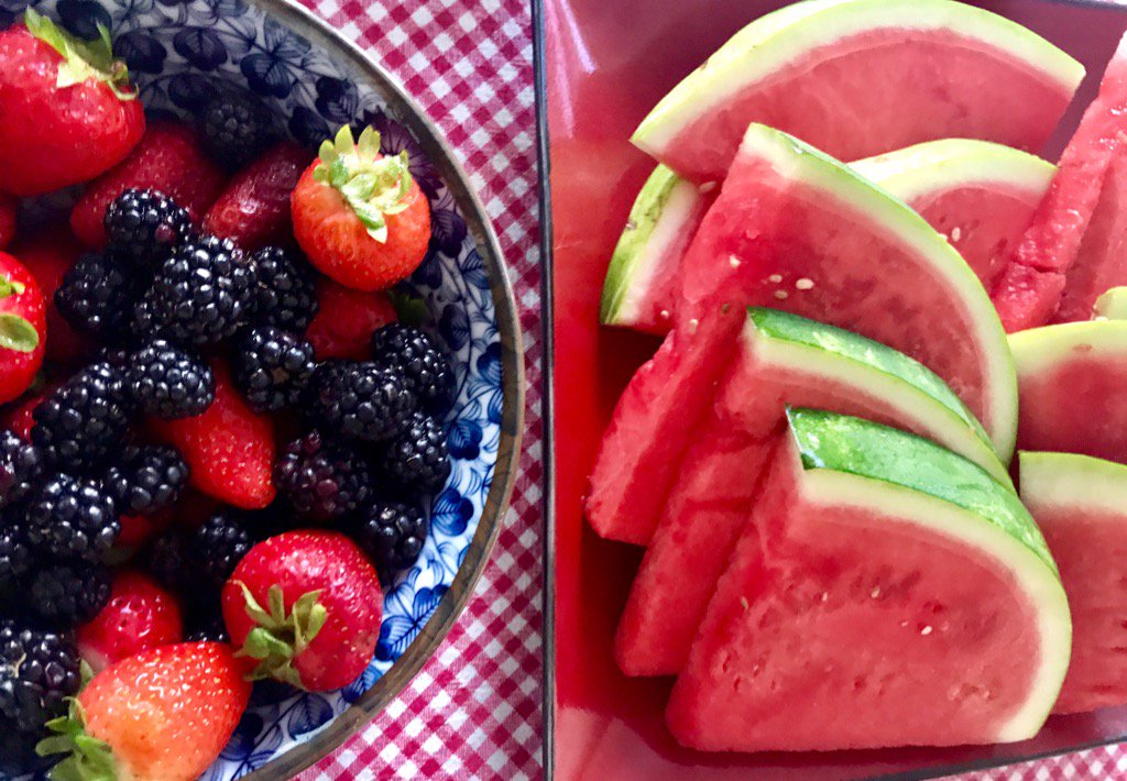 JetSetDreams's tweet photo. Preparing to decorate &amp; host #Beach #BBQ #3! #friends #fun #music #food #fruit https://t.co/Astuhiu92T