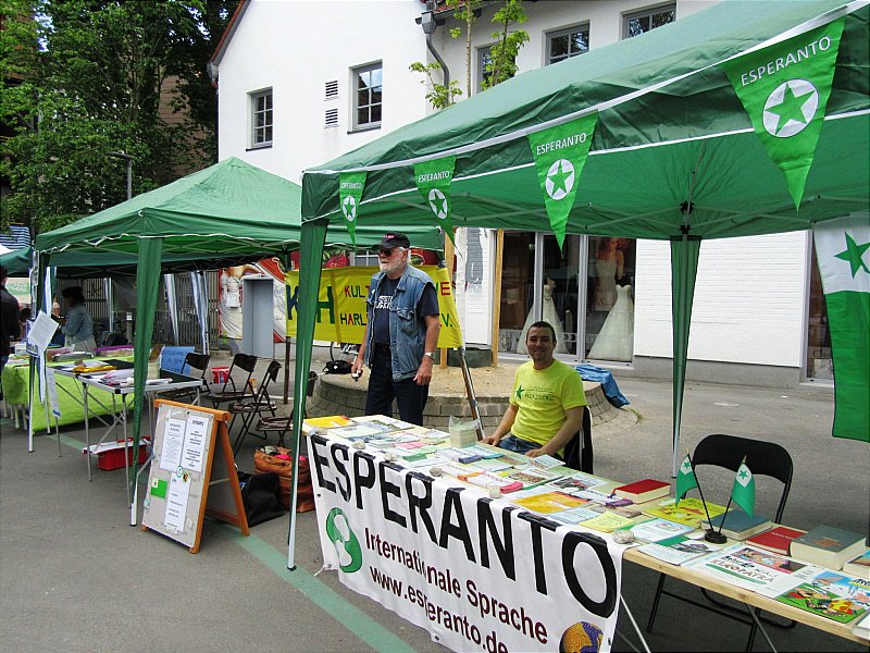 esperzso's tweet photo. Esperanto-informbudo en Tago de Kulturoj en Göttingen https://t.co/HoAhAeWx5H https://t.co/q561BAKUoQ