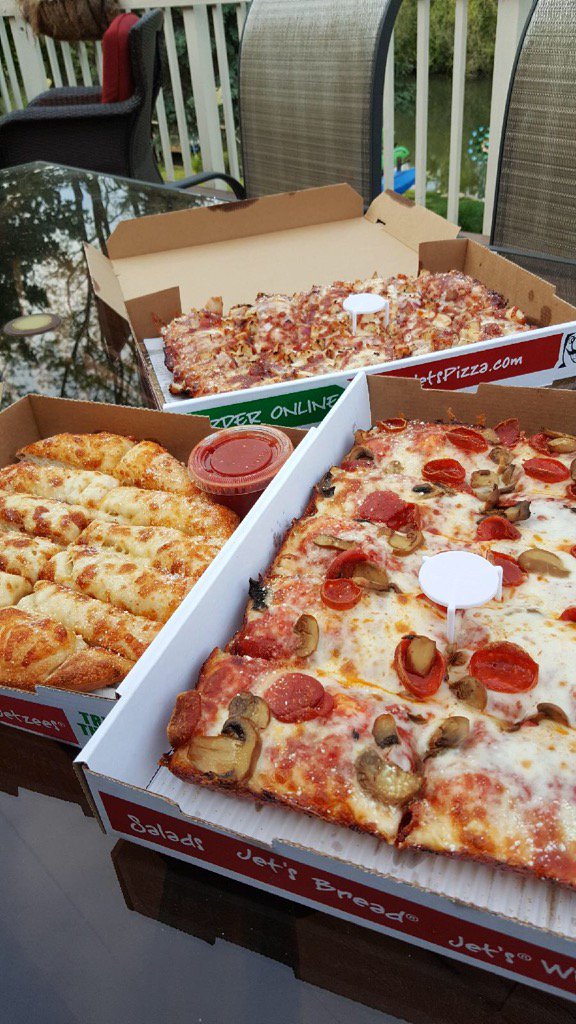 _vft6_'s tweet photo. What a time!! #jets @JetsPizza #pizza #love https://t.co/k8EVs5JfFH