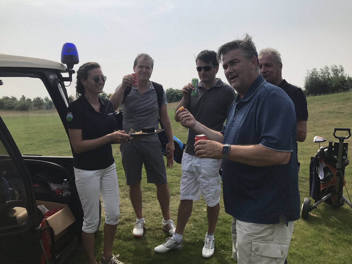 Typotini's tweet photo. Reed vandaag over @GolfReymerswael als organisator van de @ThoolseGolfdag met @Plushommes. Zelf spelen? Ho maar haha! Maar een mooie dag :) https://t.co/YNKqO1wA1b