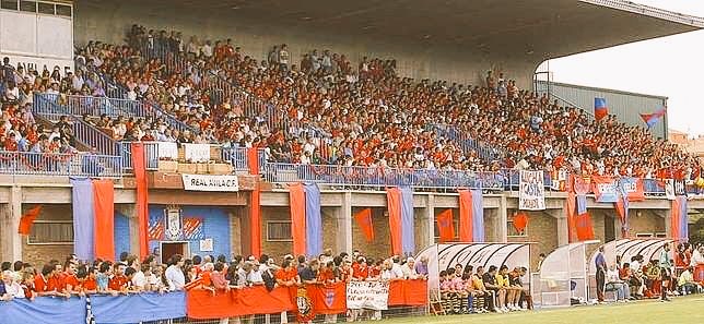 FrenteTorreon's tweet photo. Bienvenido a bordo @CesarCjj24 !
Llevemos al @RealAvilaCF donde se merece.
Todos a una, todo al rojo. 💪🏻🔴🔵 https://t.co/5XYY8XxsDU