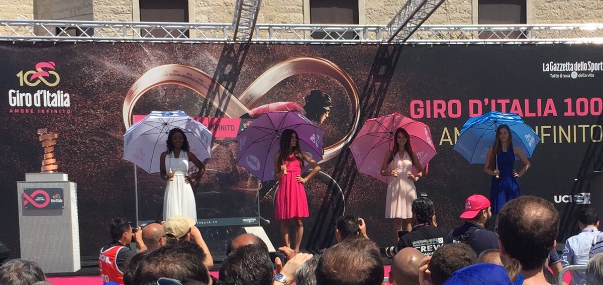leo25_mod's tweet photo. ☂️le ombrelline più belle ☂️@HotessesDelGiro #giro100 #GirodItalia #tappa8 https://t.co/QuRYPz6rnS