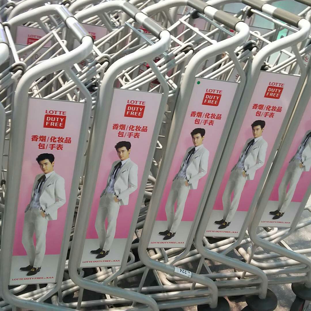 WithJsFCI's tweet photo. #LeeJongSuk Lotte duty free ads on trolleys
at KANSAI airport
Cr: blackowl_44 via IG
#LeeJongSukFansClubIndonesia #Withjsfci #Ljsfci https://t.co/1MtT9XthDU