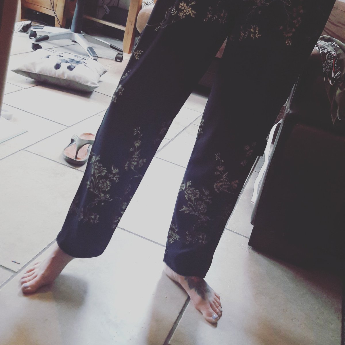 Hayley_Fern's tweet photo. @sewingbee Finally getting around to trying out some patterns from the book #casualtrousers https://t.co/tFmISCqBFh