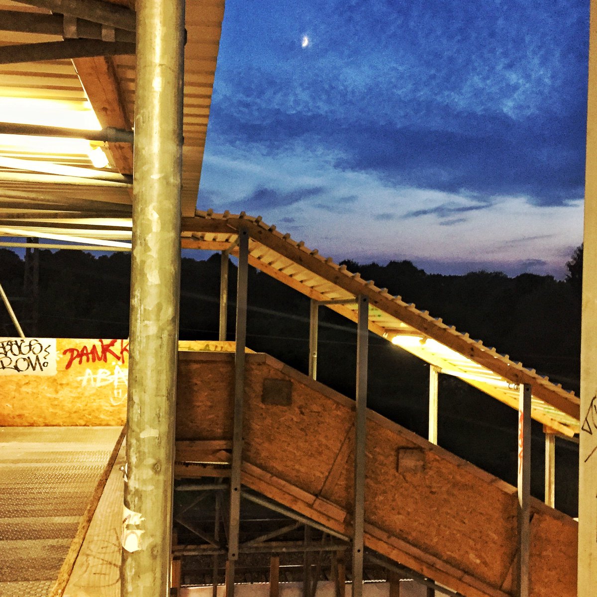 soulstewmartin's tweet photo. "Moon over Ruebenkamp - Van Gogh Stylee" - auf dem Rückweg vom #wmhh. 
https://t.co/PK68rhPnHO https://t.co/6gvRjS2lNN