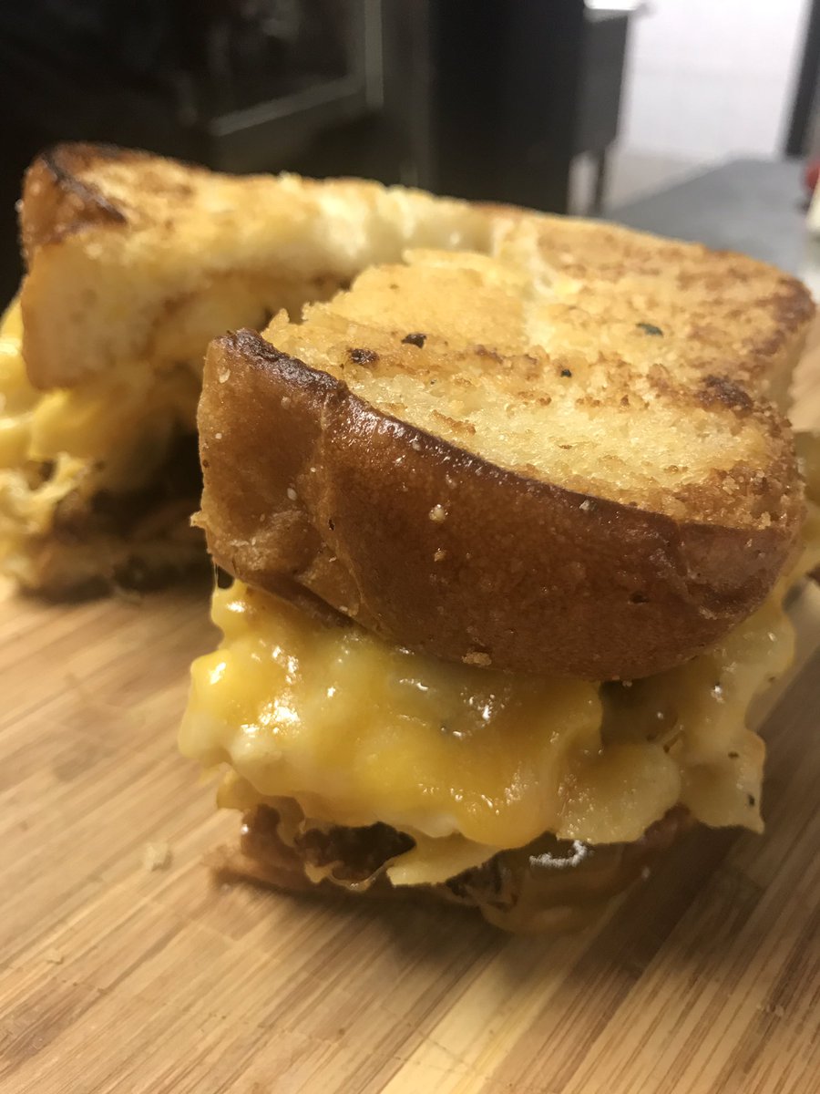 ChefDee305_'s tweet photo. I'm with the shits today ๐๐ not for sale, just for looks jerk and Mac grilled Cheese! ๐ฏ #boredshit https://t.co/j9gt79NopM