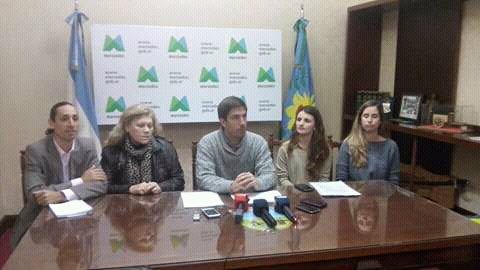 Axeldellolio's tweet photo. Hoy en @munimercedes comenzamos a articular el programa #AlColeSeguros
Trabajamos para darle más #SeguridadVial a los #Mercedinos!
😆 https://t.co/VMd7econOh
