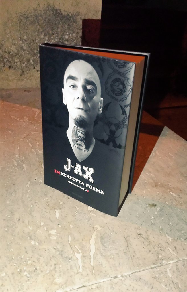 GianlucaR92's tweet photo. Scarto il primo regalo di compleanno e subito spunta lo zio @jaxofficial! Grazie @RominaAmico #HappyBirthdayToMe #IMperfettaForma #BellaZio https://t.co/A0vaK0JNGc
