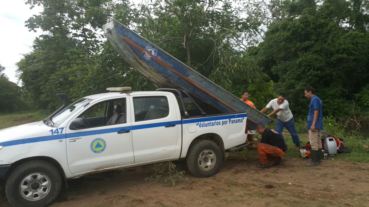 MiAmbientePma's tweet photo. Gracias a @Sinaproc_Panama por el apoyo recibido en más de 7 horas continuas para despejar cauce que facilite la salida de los delfines. https://t.co/qiJawkmzoq
