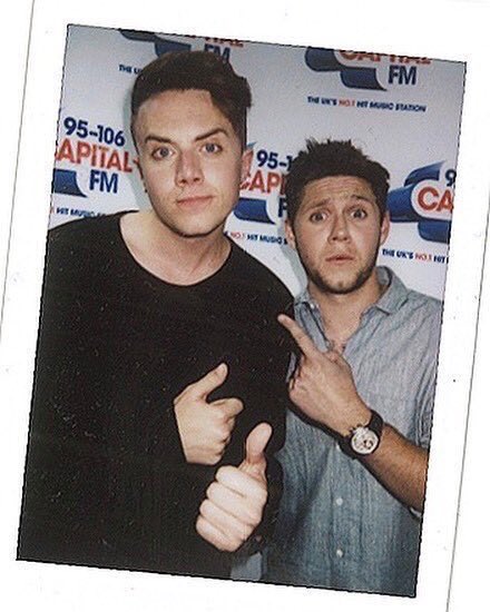 hazzascanvas's tweet photo. i actually want to be u @romankemp . u r just missing @Louis_Tomlinson and ur life will be completed. lucky😫😪👏🏻 https://t.co/rSVIH6xwgl