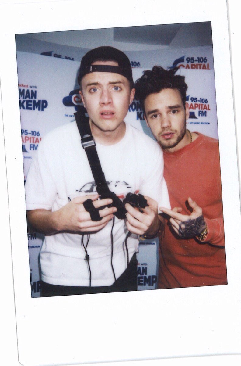 hazzascanvas's tweet photo. i actually want to be u @romankemp . u r just missing @Louis_Tomlinson and ur life will be completed. lucky😫😪👏🏻 https://t.co/rSVIH6xwgl