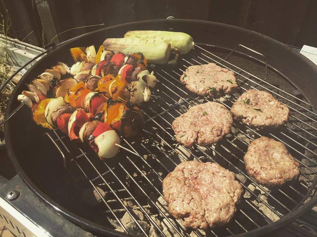 patrickbrede's tweet photo. #memorialday #bbq #mmm #food #burger #kebab #chillinandgrillin https://t.co/l1J4NSbYjI https://t.co/rcUIjbG8yi