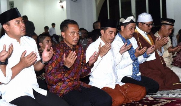 Beritasatu's tweet photo. Presiden Akan Buka Puasa Bersama Pimpinan Lembaga Negara https://t.co/2FkMwYWTQi https://t.co/RGXWINvgqt