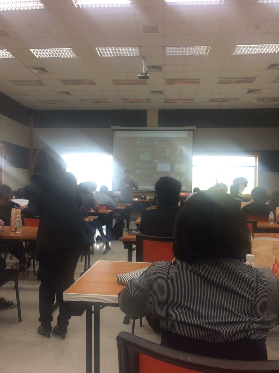 WThakaeo's tweet photo. ฟังบรรยาย #มหาวิทยาลัยราชภัฏอุตรดิตถ์ #socialuru https://t.co/XgE5Mek0Qb