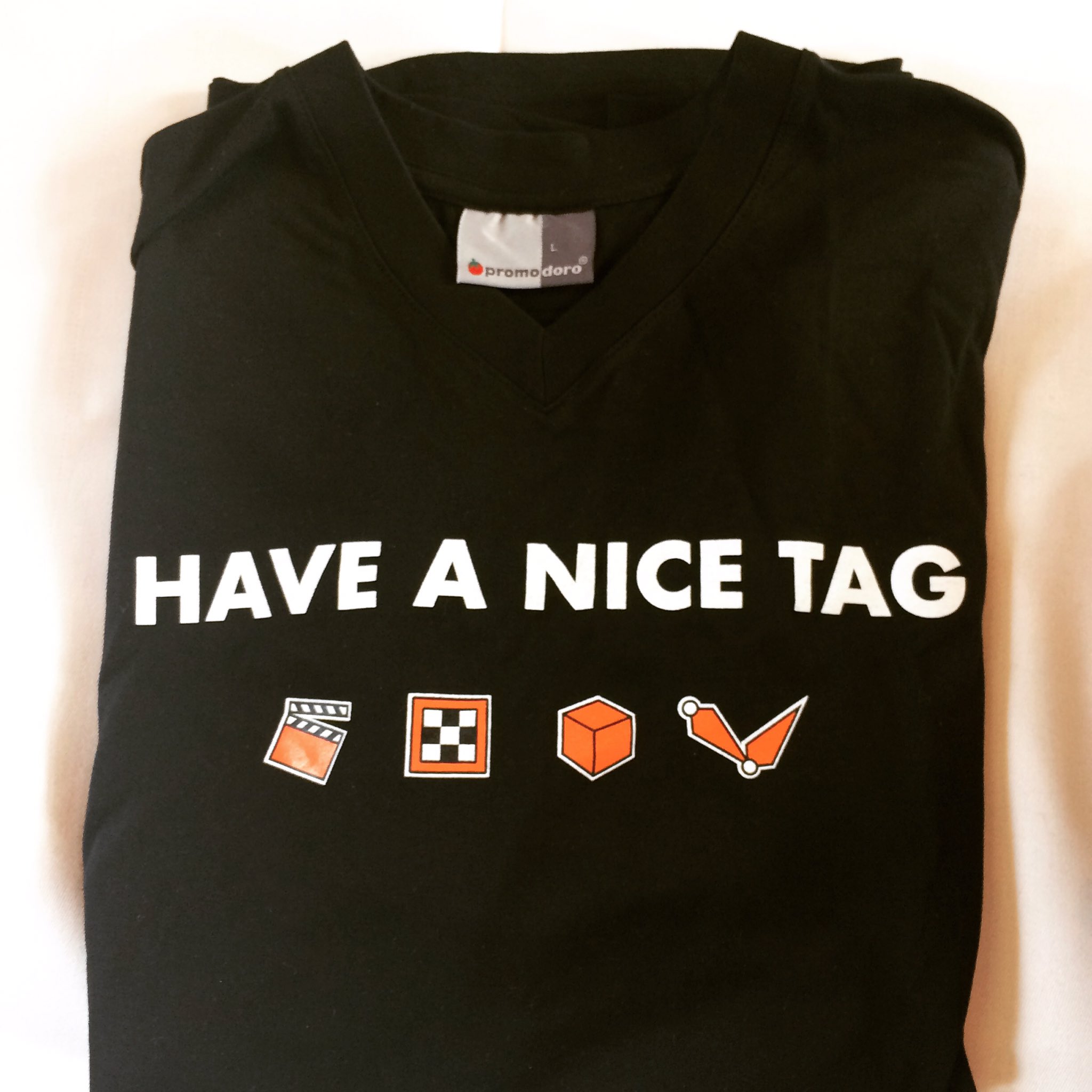 Maxonjapan このcinema 4dのtシャツに書いてあるhave A Nice は 実は言葉 遊びになっています はドイツ語の意味は英語のday ドイツ語の こんにちは にあたるグーテンタグのタグ なので ドイツ人から見るとhave A Nice Dayとも読めるのです