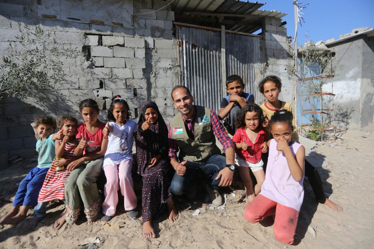 IamUsmanAQ's tweet photo. The @FalaheInsaniat #Gaza team visiting poor and refugees in Gaza to prepare for #Ramadan project In Sha Allah
#Ramazan #رمضان #FiFInGaza https://t.co/DyxgZtp20I