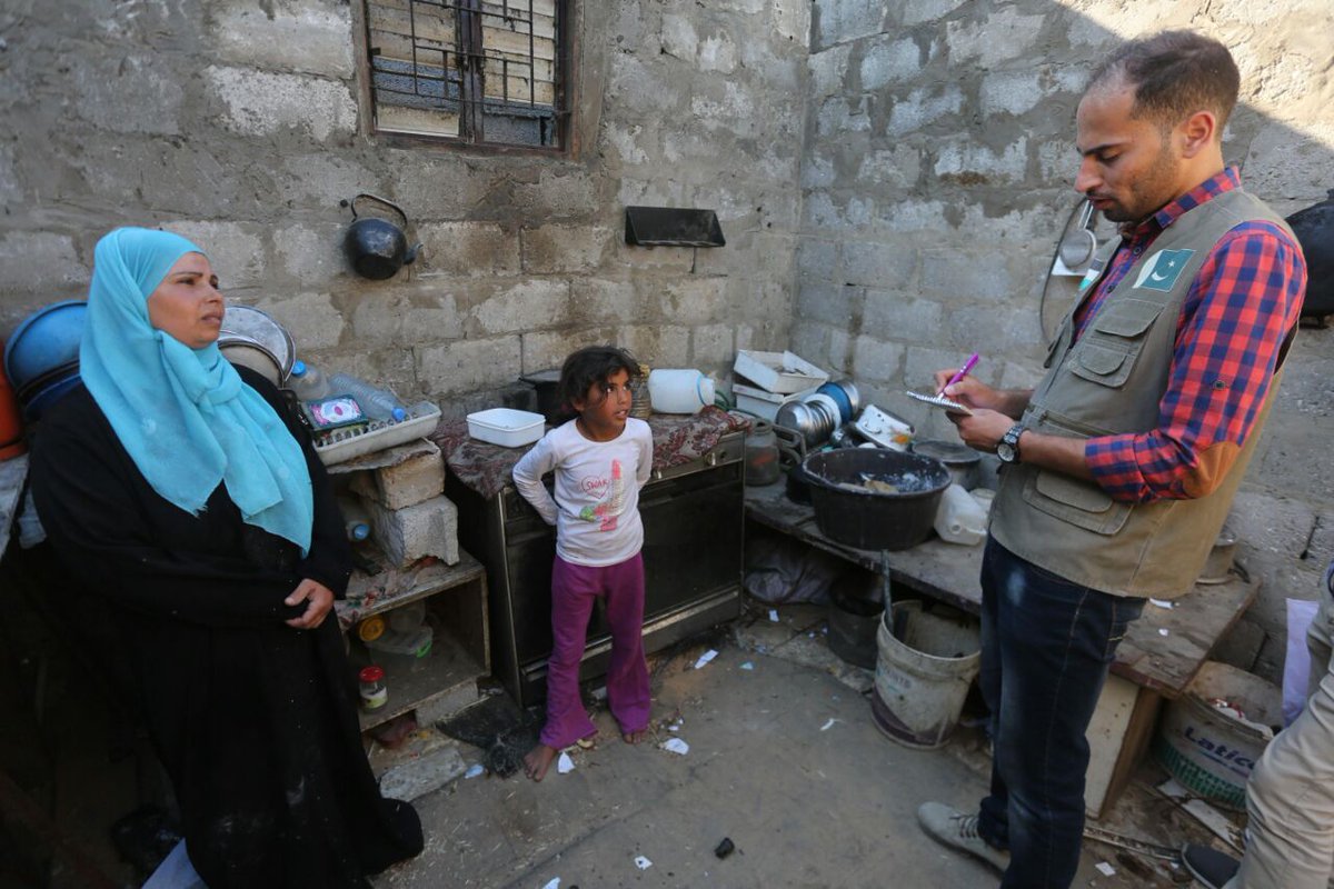 IamUsmanAQ's tweet photo. The @FalaheInsaniat #Gaza team visiting poor and refugees in Gaza to prepare for #Ramadan project In Sha Allah
#Ramazan #رمضان #FiFInGaza https://t.co/DyxgZtp20I