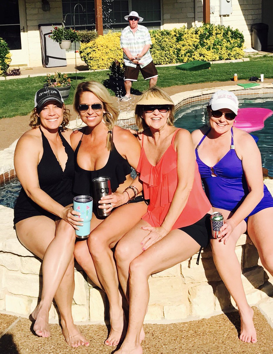 merryharris_3's tweet photo. Memorial Day fun with the best photo bombers ever. https://t.co/u3gA4ovSuJ