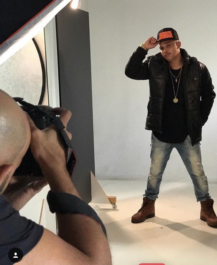 SGrifes's tweet photo. DJ Marquinhos pesado com sua jaqueta Code #SucessoGrifes https://t.co/JwBtWUcU4G