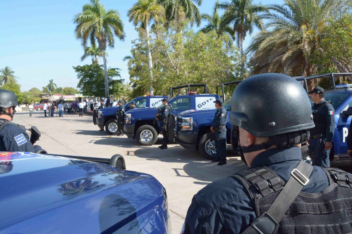 AlvaroRuelasE's tweet photo. La policía municipal cuenta con 10 nuevas patrullas y se suman a las tareas de prevención.Gracias al gobernador @QuirinoOC por esta donación https://t.co/NTM8yFOQYI